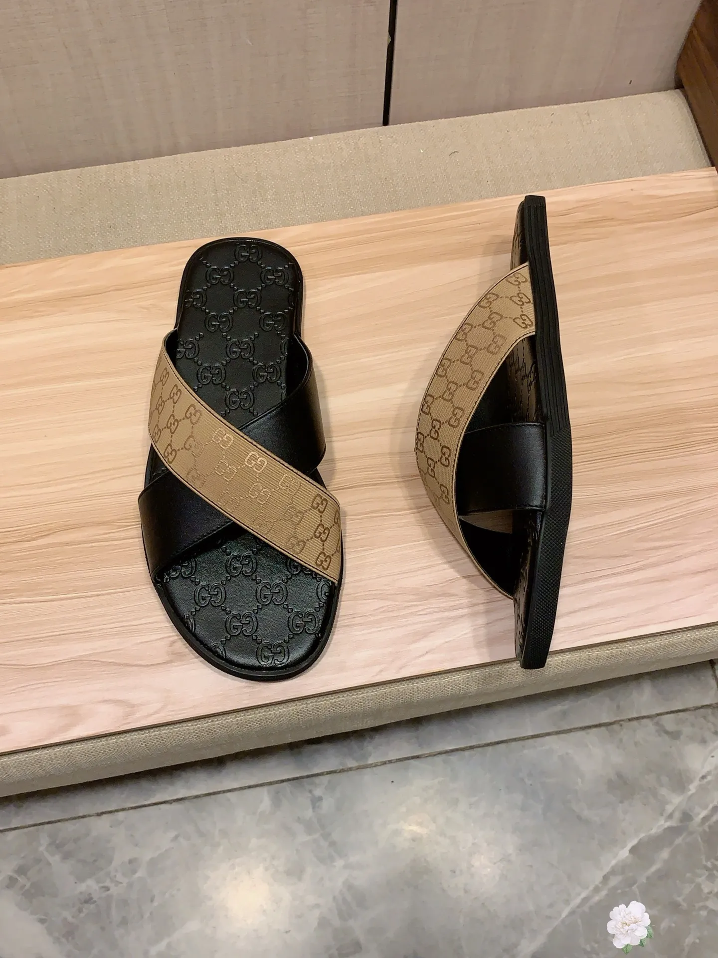Slippers: New model: Factory price: 260💰💰🎩🎩🔥🔥《 Gucci* 》Series of slippers top purchasing agent🔍🔍Sold at the same time for men, original Italian imported webbing made of selected cowhide, exquisite workmanship,), sole: (super comfortable) original factory special sole, ⚠️exclusive double-layer movable molded sole super comfortable⚠️, real shot🎬the real thing is more beautiful🔍🔍266 regular code 38-44, can be ordered 45.